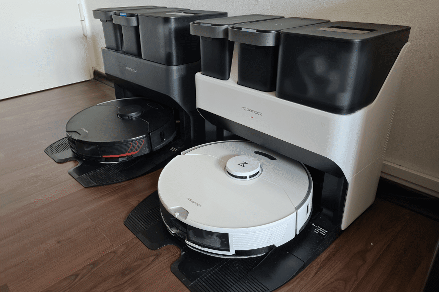 Roborock S7 MaxV Ultra и S7 Pro Ultra стоят рядом на полу.